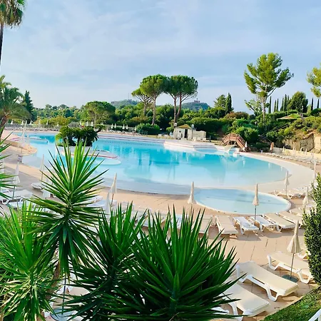 Appartement classé Premium - Le Jardin Clos Vue Mer -Parking Couvert - PISCINE Chauffée du 05-04 au 01 -11- Parc résidentiel avec espaces de Loisirs parcours de Santé, randonnées , Jeux extérieur Appartamento *