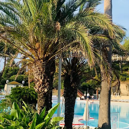 Appartement classé Premium - Le Jardin Clos Vue Mer -Parking Couvert - PISCINE Chauffée du 05-04 au 01 -11- Parc résidentiel avec espaces de Loisirs parcours de Santé, randonnées , Jeux extérieur Appartamento Saint-Raphaël